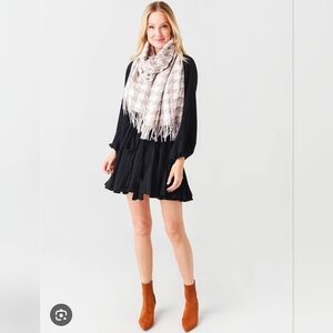 Soia & Kio Houndstooth Sania Oversized Fringed Scarf In Fawn